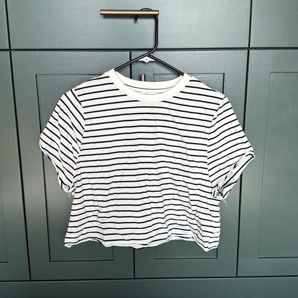 BLACK & WHITE STRIPED CROP TOP TSHIRT SIZE L